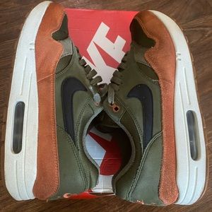 Men’s Size 10.5 Air Max 1 Comes In Original Box